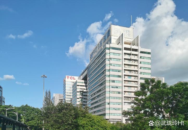 2011年,租了间破旧的仓库,三个人挤在一张桌子上,捣鼓一个通讯软件